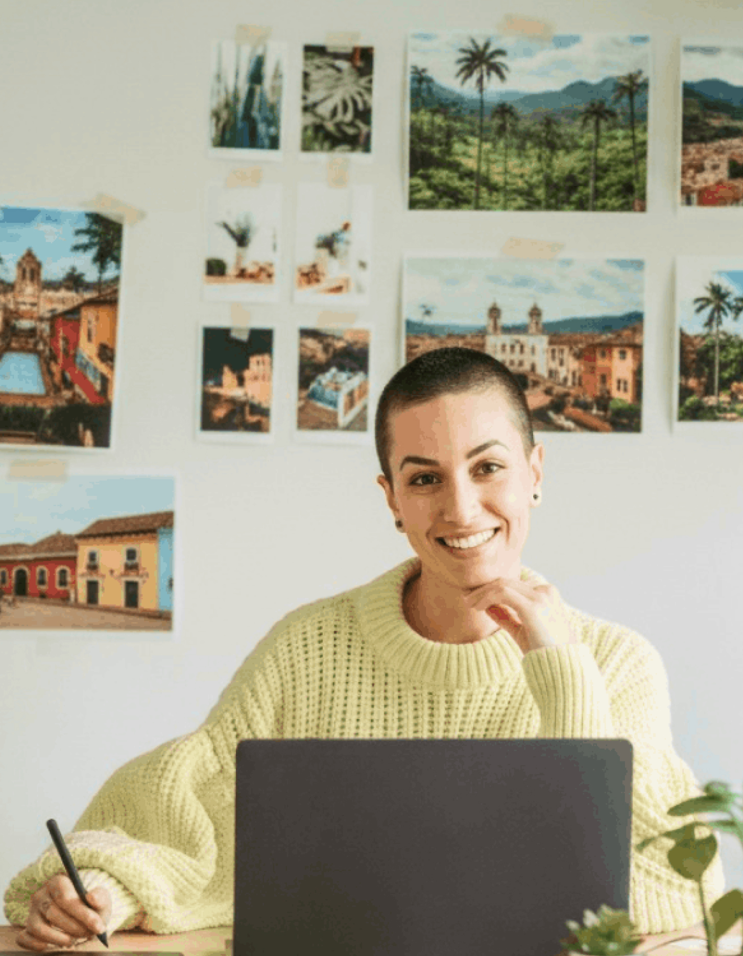 Anfitriona trabajando desde su computador en un alojamiento